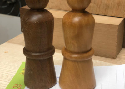 Ein Paar, zwei Holzfiguren zum Familienstellen