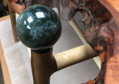 Three-Wood-Table - Detail mit Ebenholz und Moosachat