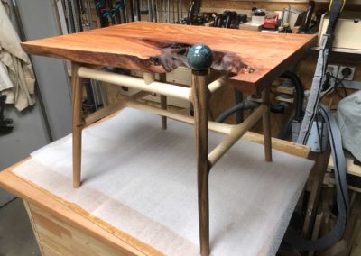 Three-Wood-Table mit Moosachat geschnitzte weiche Verbindungen wie in der Natur