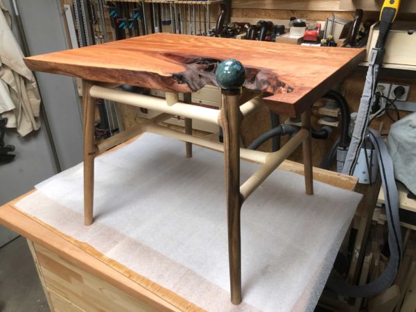 Three-Wood-Table mit Moosachat geschnitzte weiche Verbindungen wie in der Natur