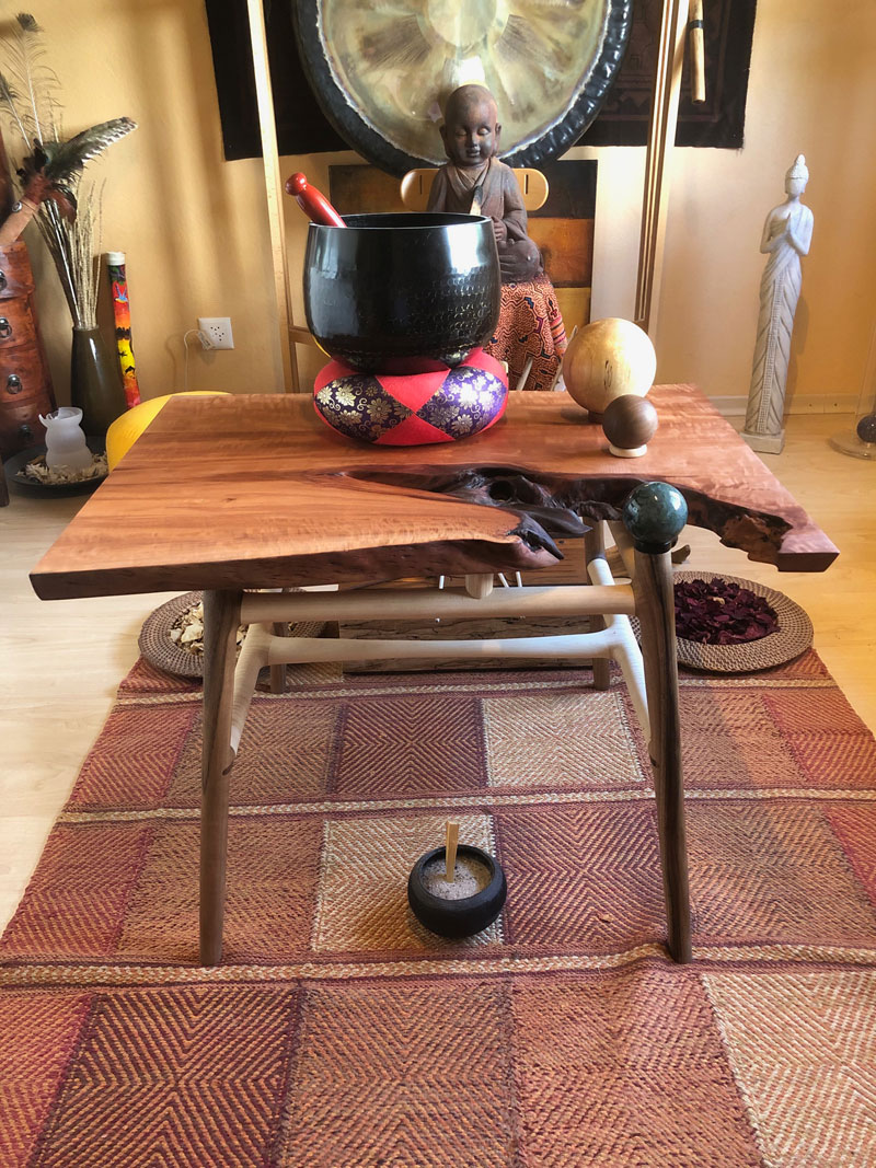 Three-Wood-Table aus Birnen-, Nuss- und Ahornholz