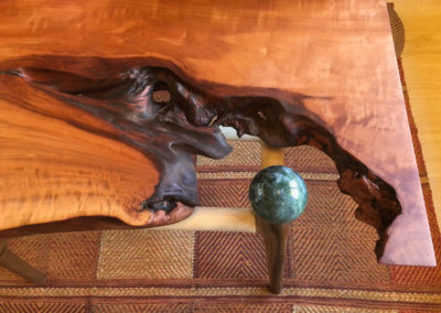 Detail mit Moosachat im Three-Wood-Table mit Blick auf einen Teil der Unterkonstruktion