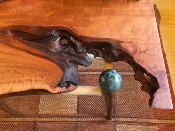 Detail mit Moosachat im Three-Wood-Table mit Blick auf einen Teil der Unterkonstruktion