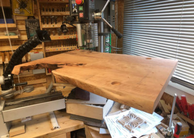 Tischbeinlöcher mit Astlochbohrer bohren