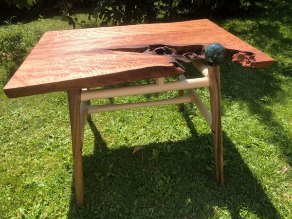 Fertiger Three-Wood-Table in der Natur, mit Moosachat und einer Wachsöloberfläche