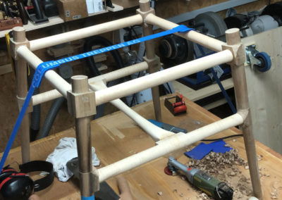 Die Verbindungen werden mit diversen Werkzeugen bearbeitet. Das Aussehen gleicht einem natürlich gewachsenen Ast.