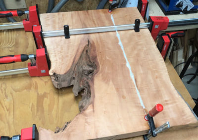 Nach dem Abrichten, Fügen und Dickenhobeln werden die zwei Birnenbretter zur Tischplatte verleimt.