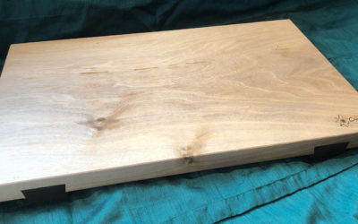 Schneidebrett aus Nussholz mit Gratleisten