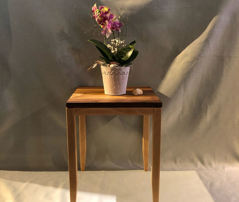 Beistelltisch aus Buchen- und Nussholz