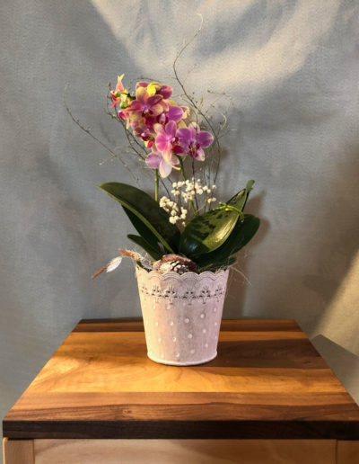 Beistelltisch aus Buchen- und Nussholz mit Orchidee