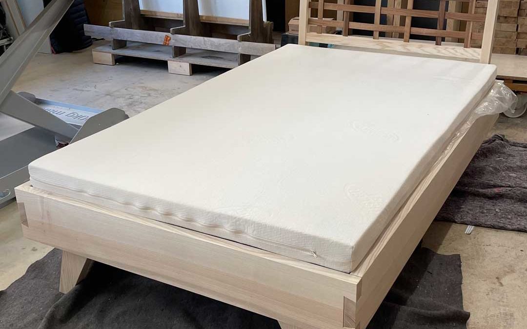 Massivholzbett aus Esche und Nussholz