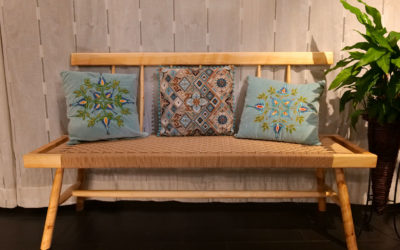 Sitzbank aus Thuja mit handgeflochtener Sitzfläche im Schachbrettmuster (Danish paper cord)