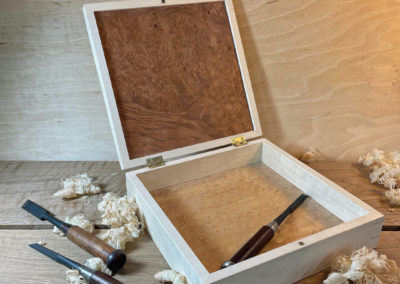 Fertige Holzbox aus Ahorn mit furniertem Deckel, offen
