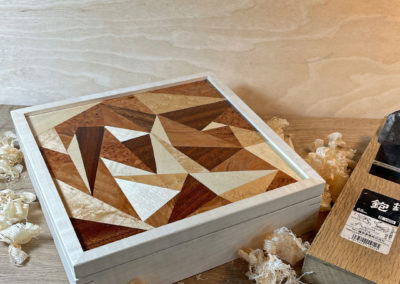 Fertige Holzbox aus Ahorn mit furniertem Deckel