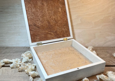 Fertige Holzbox aus Ahorn mit furniertem Deckel und Boden
