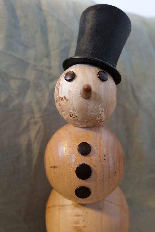 Gedrechselter Schneemann aus diversen Holzarten Nahaufnahme