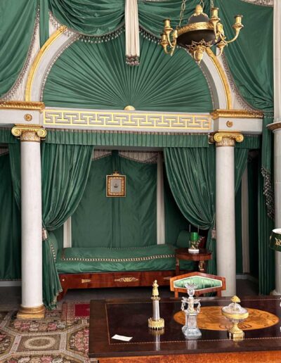 Karl XIV.‑Schlafsaal, Schloss Rosersberg Einer der prunkvollsten Räume des Schlosses, gestaltet im frühen 19. Jahrhundert, als König Karl XIV. Johann das einst schlichte Jagdschloss in eine elegante Residenz verwandeln ließ.