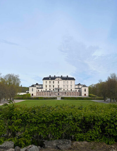 Schloss Rosersberg, erbaut im 17. Jahrhundert, ist eines der ältesten erhaltenen königlichen Schlösser Schwedens. Es diente als Sommerresidenz für Prinz Karl (später Karl XIII.) und seine Gemahlin Désirée Clary und zeigt Merkmale der schwedischen Inneren Barockperiode.