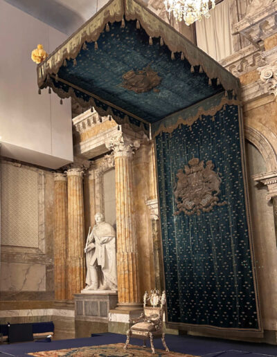 Der Silberne Thron im Thronsaal des Königspalastes Stockholm wurde ursprünglich für Königin Kristina im 17. Jahrhundert gefertigt und dient heute noch als offizieller Zeremonienthron.