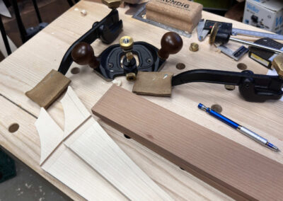 Nuten für die Verbindungen von Längs- und Querfriesen hobeln