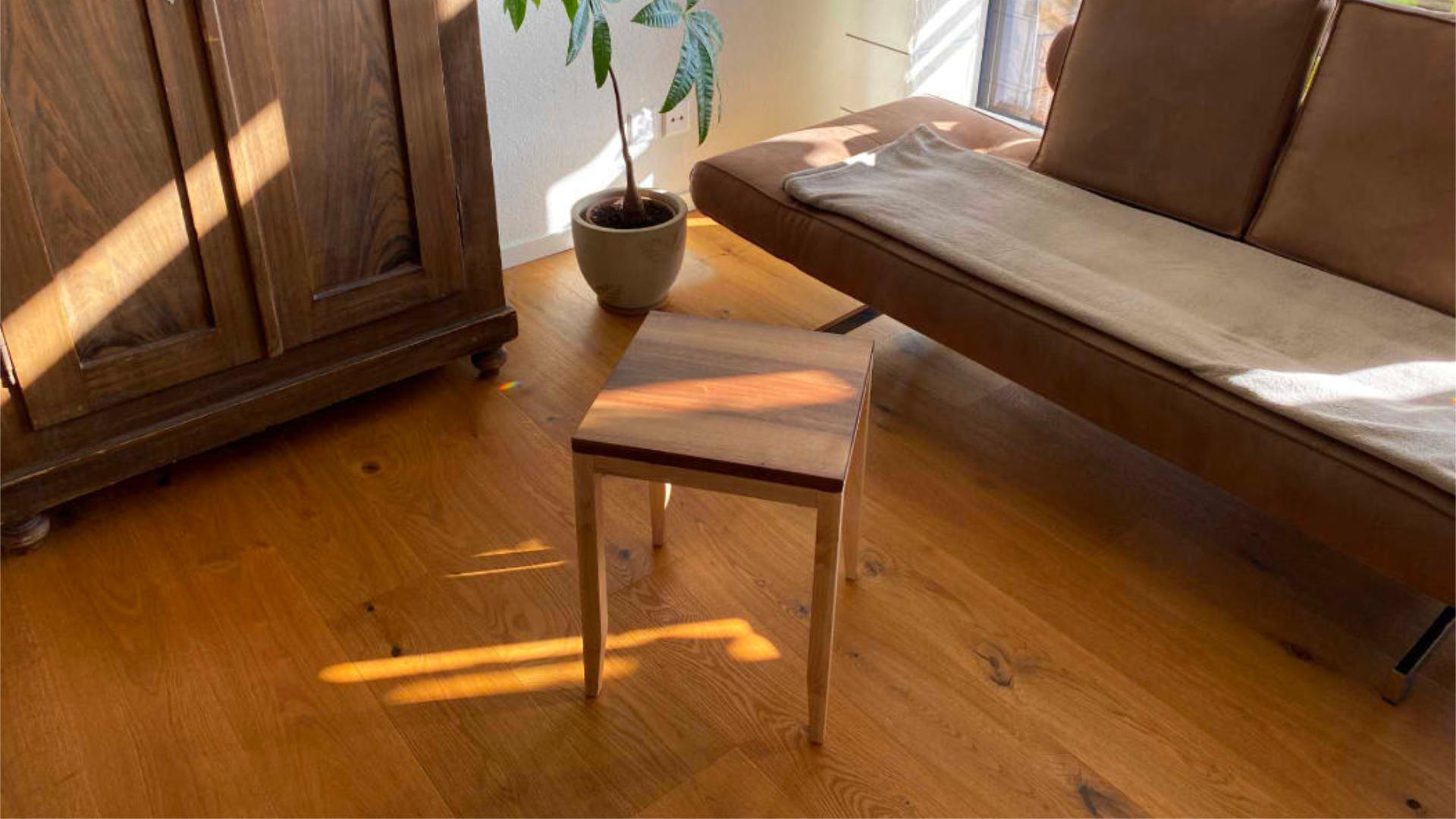 Beistelltisch aus Nuss und Ahorn, Massivholz, handgefertigt