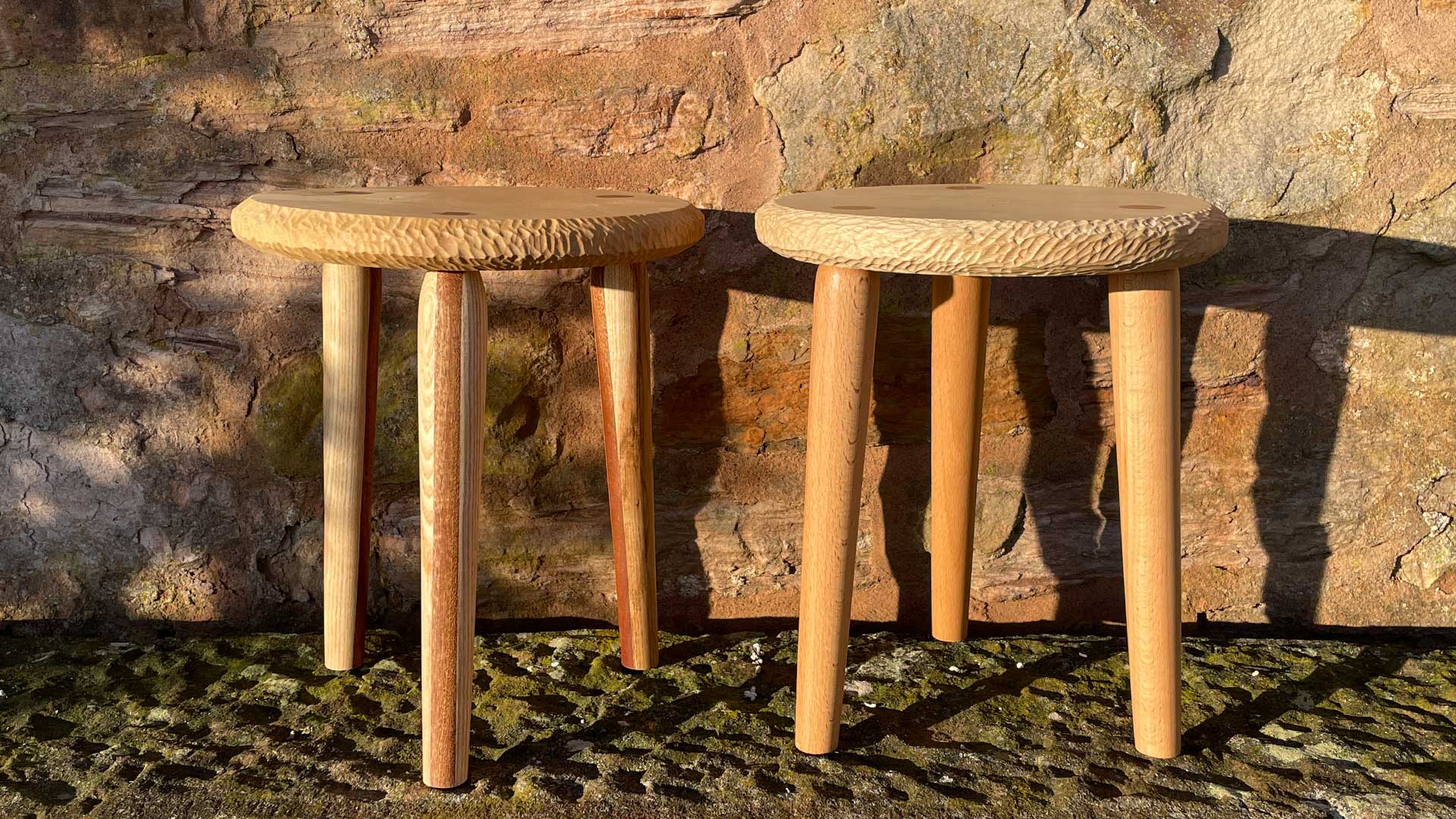 Dreibeinhocker aus unterschiedlichen Holzkombinationen Holzarten im Holzbearbeitungskurs