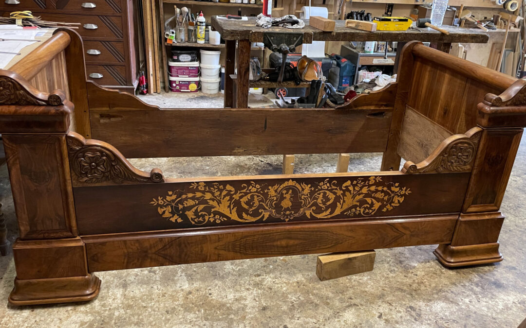 Nussbaum-Kahnbett aus der Epoche Karl X.