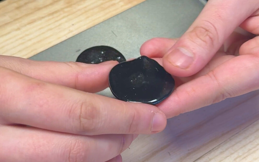 Farbige Schellack-Nuggets selbst herstellen – ideal zum Ausbessern von Holzfehlstellen und als Schildpatt-Ersatz