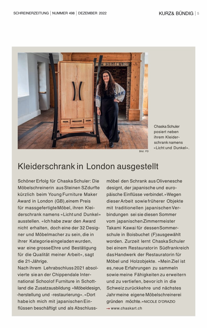 Möbelschreinerin Chaska Schuler steht neben ihrem selbst entworfenen Kleiderschrank «Licht und Dunkel»