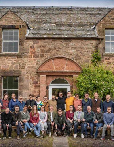 Absolventinnen und Absolventen der Chippendale International School of Furniture Jahrgang 2022 vor dem historischen Schulgebäude in Haddington, Schottland.