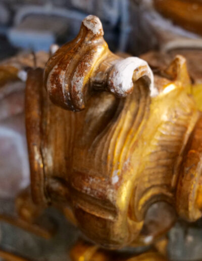 Ergänzung einer Fehlstelle mit Kreidegrund an einem vergoldeten Ornament des Hochaltars.