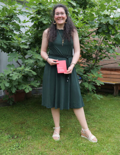 Chaska Schuler nach Abschluss ihrer Schreinerlehre EFZ Möbel und Innenausbau mit dem Eidgenössischen Fähigkeitszeugnis im Garten, Juli 2021.