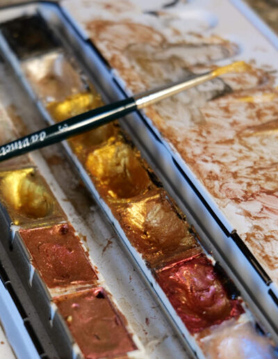 Farbkasten mit Pigmenten und Farben für die Retusche von Goldfassungen in der Restaurierung.