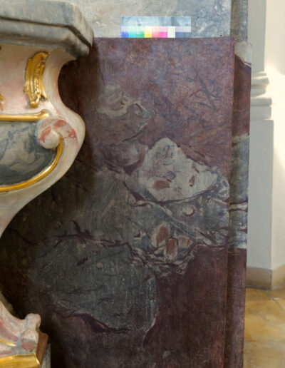 Abgeschlossene Retuschenarbeiten im rechten Bereich des zentralen Hochaltars der St. Michaelskirche in Seehausen am Staffelsee.