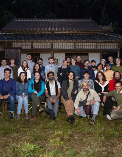 Gruppenfoto der Summer School «Introduction to Japanese Carpentry» 2022 vor dem traditionellen japanischen Gästehaus Kyakuden in Domaine de Boisbuchet, Frankreich.