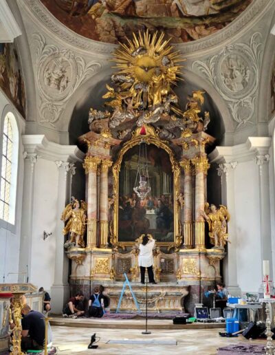 Blick auf den gesamten Hochaltar der St. Michaelskirche in Seehausen am Staffelsee mit einem Teil des Deckenfreskos.