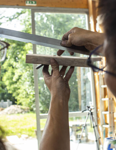 Fachgespräch über die Sohle eines Japanhobels während des Sommerkurses «Introduction to Japanese Carpentry» in Domaine de Boisbuchet 2022.