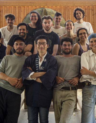 Teilnehmerinnen und Teilnehmer des Sommerkurses «Introduction to Japanese Carpentry» 2022 in Domaine de Boisbuchet, Frankreich.