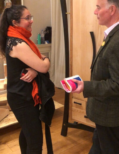 Chaska Schuler im Gespräch mit einem Besucher vor dem Kleiderschrank «HIKARI TO YAMI 光と闇 – LICHT UND DUNKEL» an der Young Furniture Makers Exhibition 2022 in London.