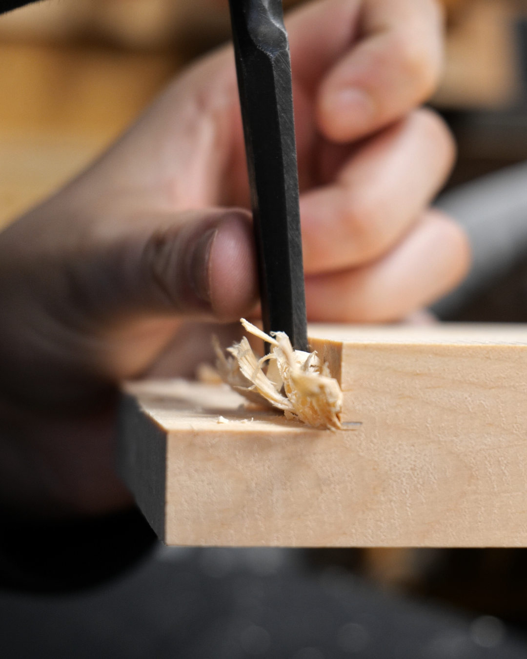 Handwerklich ausgeführte Holzverbindung an einem Massivholzbett von ChaskART.