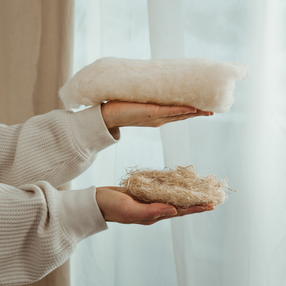 Bio-Schafwolle und Bio-Hanffasern als natürliche Materialien für Wolena-Bettwaren.